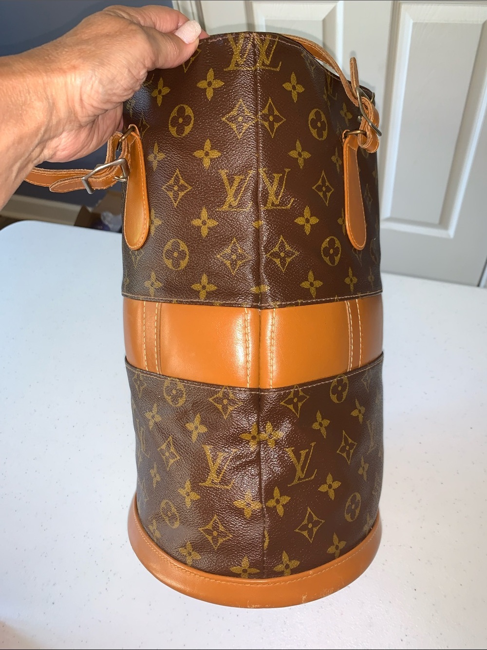Vintage Louis Vuitton
Monogram Bucket GM Tote Matching Pouch HIGHLY SOUGHT AFTER - Picture 17 of 17